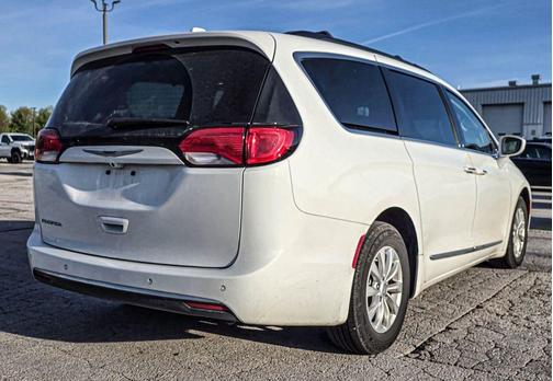 Bright White Clearcoat 2017 Chrysler Pacifica Touring-L