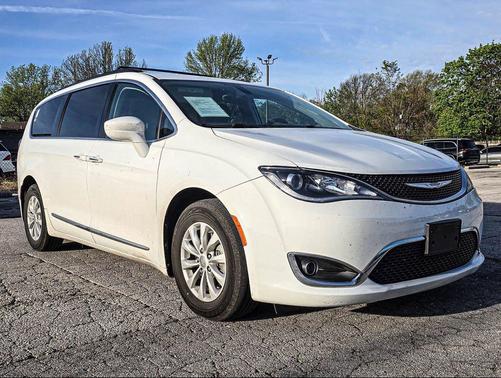 Bright White Clearcoat 2017 Chrysler Pacifica Touring-L