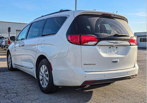 Bright White Clearcoat 2017 Chrysler Pacifica Touring-L