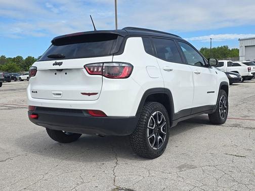 Bright White Clearcoat 2025 Jeep Compass Trailhawk