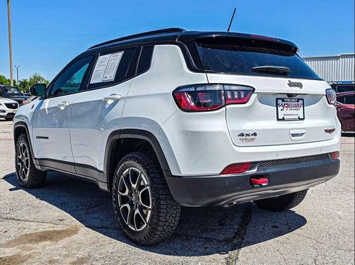 Bright White Clearcoat 2025 Jeep Compass Trailhawk
