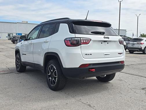 Bright White Clearcoat 2025 Jeep Compass Trailhawk