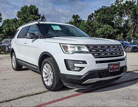 White Platinum Metallic Tri-Coat 2017 Ford Explorer XLT