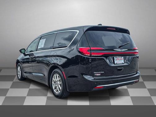 Brilliant Black Crystal Pearlcoat 2023 Chrysler Pacifica Touring L