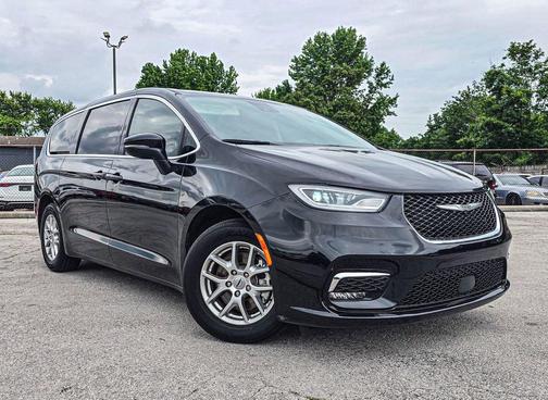 Brilliant Black Crystal Pearlcoat 2023 Chrysler Pacifica Touring L