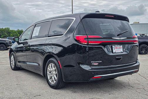 Brilliant Black Crystal Pearlcoat 2023 Chrysler Pacifica Touring L