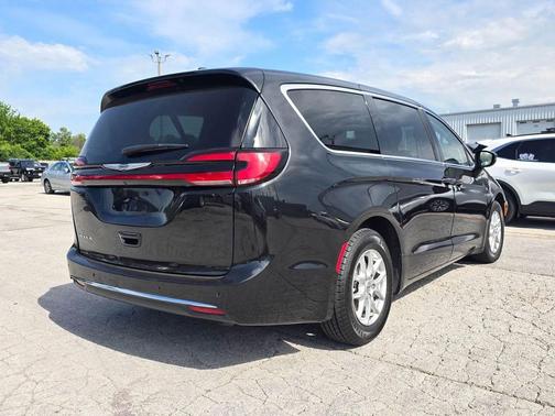 Brilliant Black Crystal Pearlcoat 2023 Chrysler Pacifica Touring L