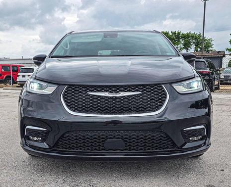 Brilliant Black Crystal Pearlcoat 2023 Chrysler Pacifica Touring L