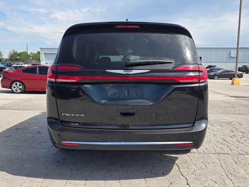 Brilliant Black Crystal Pearlcoat 2023 Chrysler Pacifica Touring L