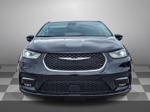 Brilliant Black Crystal Pearlcoat 2023 Chrysler Pacifica Touring L