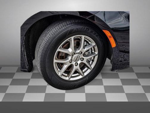 Brilliant Black Crystal Pearlcoat 2023 Chrysler Pacifica Touring L