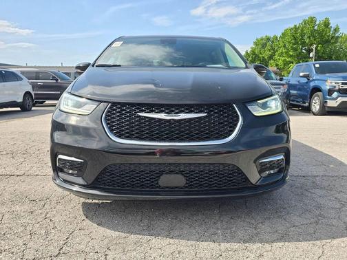 Brilliant Black Crystal Pearlcoat 2023 Chrysler Pacifica Touring L