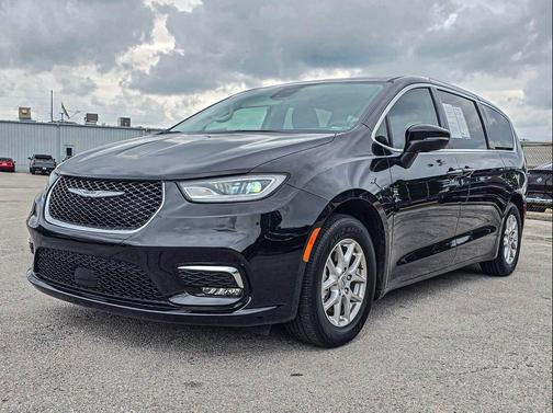 Brilliant Black Crystal Pearlcoat 2023 Chrysler Pacifica Touring L