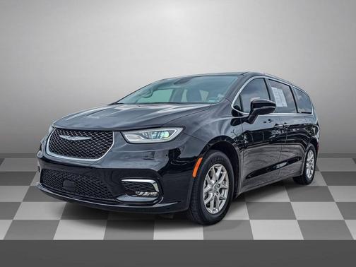 Brilliant Black Crystal Pearlcoat 2023 Chrysler Pacifica Touring L