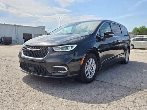 Brilliant Black Crystal Pearlcoat 2023 Chrysler Pacifica Touring L