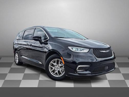 Brilliant Black Crystal Pearlcoat 2023 Chrysler Pacifica Touring L