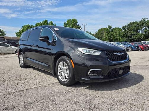 Brilliant Black Crystal Pearlcoat 2023 Chrysler Pacifica Touring L