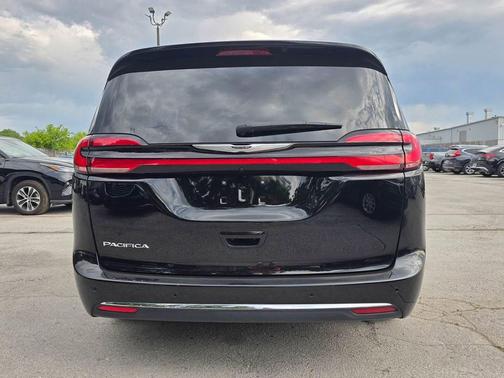Diamond Black Crystal Pearlcoat 2025 Chrysler Pacifica L