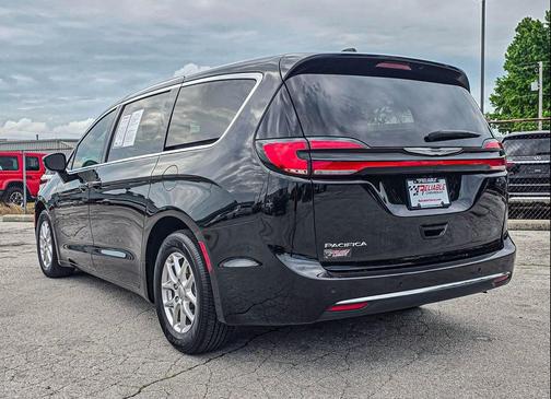 Diamond Black Crystal Pearlcoat 2025 Chrysler Pacifica L