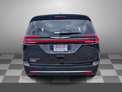 Diamond Black Crystal Pearlcoat 2025 Chrysler Pacifica L