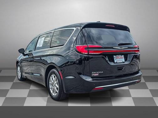 Diamond Black Crystal Pearlcoat 2025 Chrysler Pacifica L