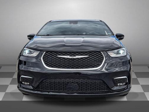 Diamond Black Crystal Pearlcoat 2025 Chrysler Pacifica L