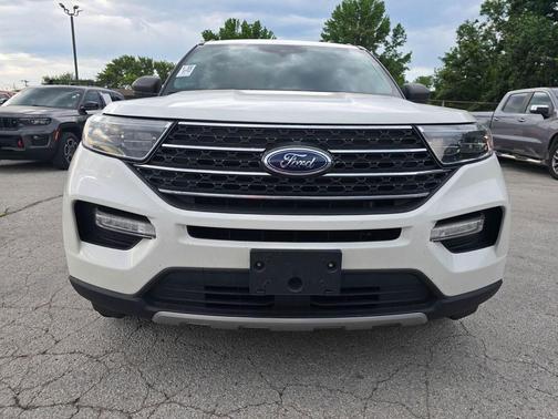 Star White Metallic Tri-Coat 2022 Ford Explorer XLT