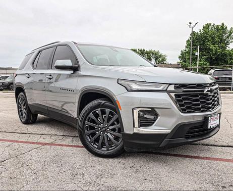 Sterling Gray Metallic 2023 Chevrolet Traverse RS