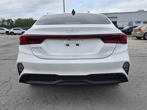 Snow White Pearl 2024 Kia Forte LXS
