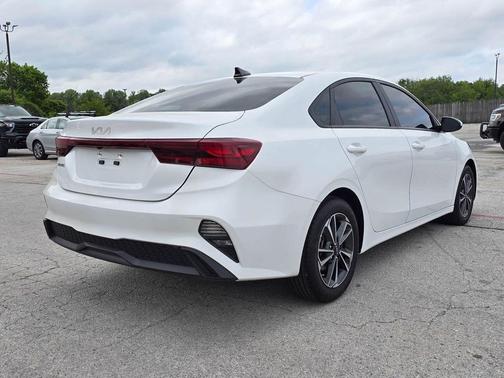 Snow White Pearl 2024 Kia Forte LXS