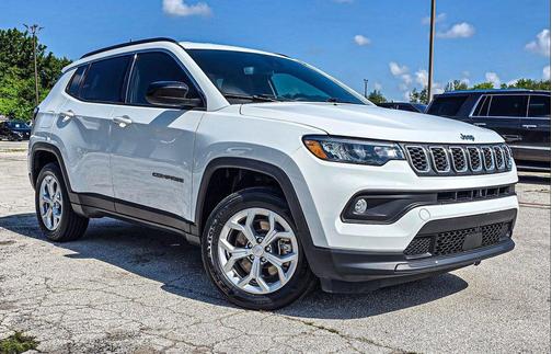 Bright White Clearcoat 2024 Jeep Compass Latitude