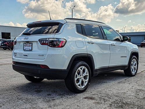 Bright White Clearcoat 2024 Jeep Compass Latitude