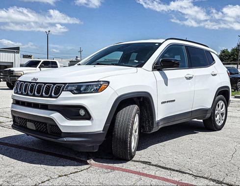 Bright White Clearcoat 2024 Jeep Compass Latitude