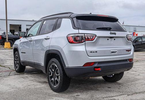 Silver Zynith Metallic Clearcoat 2025 Jeep Compass Trailhawk