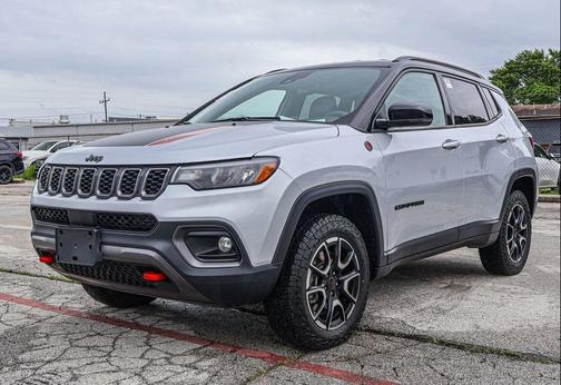 Silver Zynith Metallic Clearcoat 2025 Jeep Compass Trailhawk