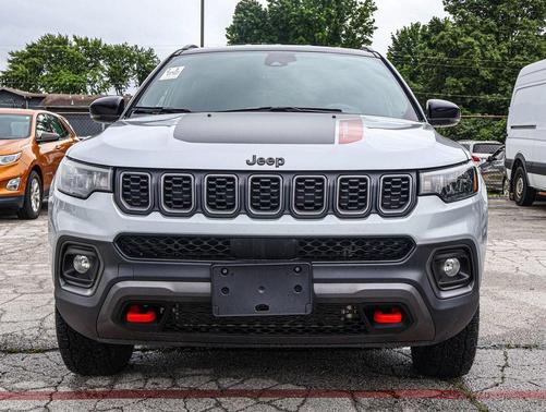 Silver Zynith Metallic Clearcoat 2025 Jeep Compass Trailhawk