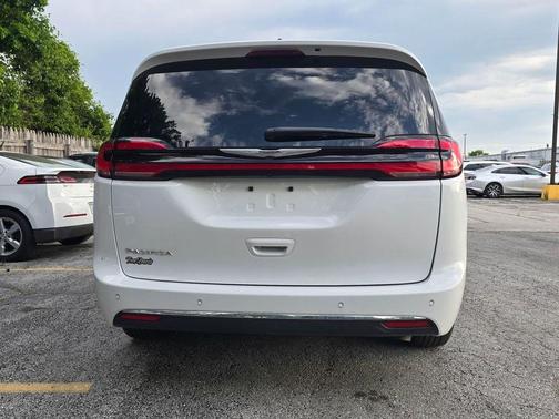 Bright White Clearcoat 2025 Chrysler Pacifica L