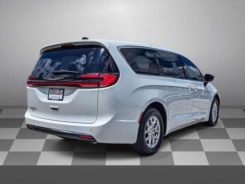 Bright White Clearcoat 2025 Chrysler Pacifica L
