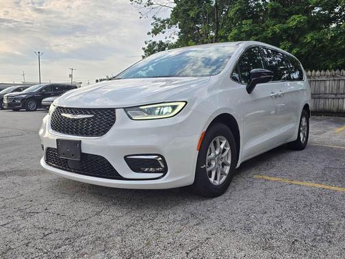 Bright White Clearcoat 2025 Chrysler Pacifica L