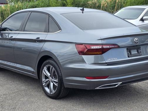Platinum Gray Metallic 2019 Volkswagen Jetta R-Line Auto w/SULEV