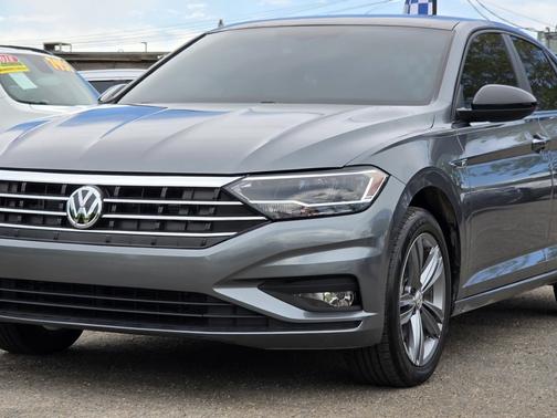 Platinum Gray Metallic 2019 Volkswagen Jetta R-Line Auto w/SULEV