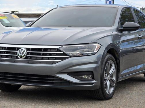 Platinum Gray Metallic 2019 Volkswagen Jetta R-Line Auto w/SULEV