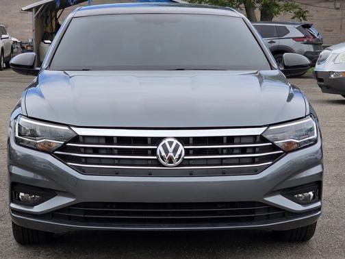 Platinum Gray Metallic 2019 Volkswagen Jetta R-Line Auto w/SULEV