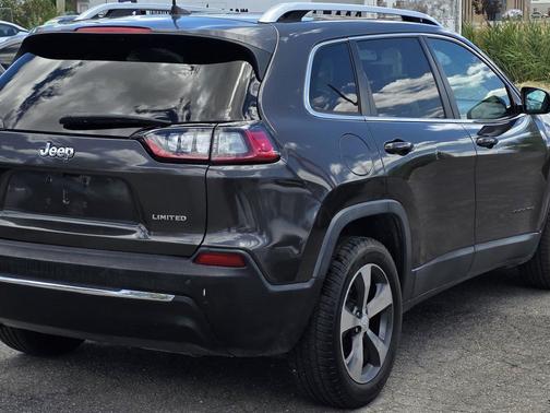 Diamond Black Crystal Pearlcoat 2019 Jeep Cherokee Limited FWD