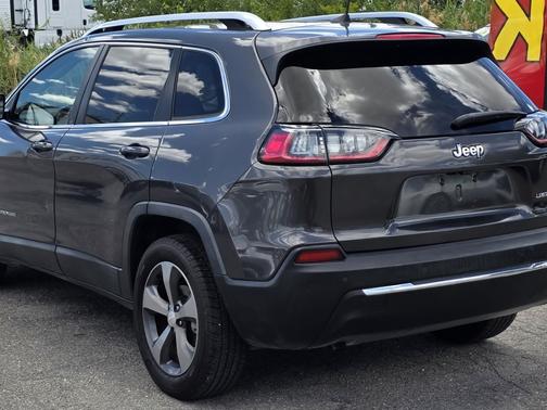 Diamond Black Crystal Pearlcoat 2019 Jeep Cherokee Limited FWD