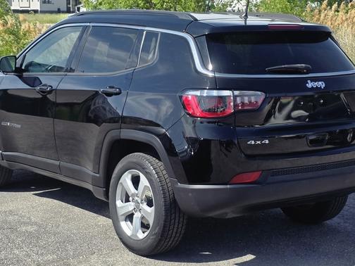 Diamond Black Crystal Pearlcoat 2018 Jeep Compass Latitude 4x4