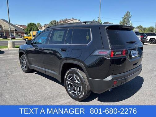 Diamond Black Crystal Pearlcoat 2026 Jeep Cherokee Laredo