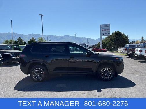 Diamond Black Crystal Pearlcoat 2026 Jeep Cherokee Laredo