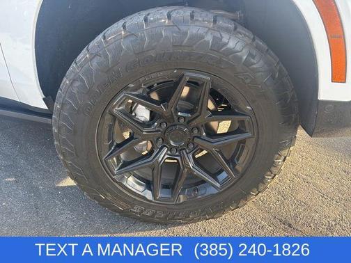 2025 GMC Yukon 4WD AT4