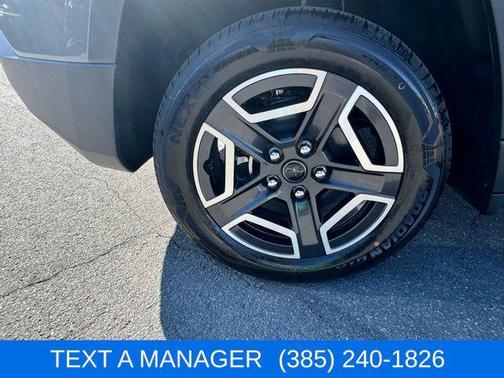 Sting-Gray Clearcoat 2026 Jeep Cherokee Laredo 4x4